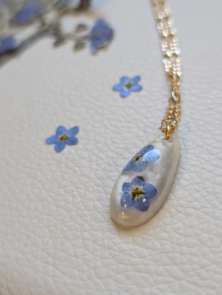 Forget Me Not gold circle chain