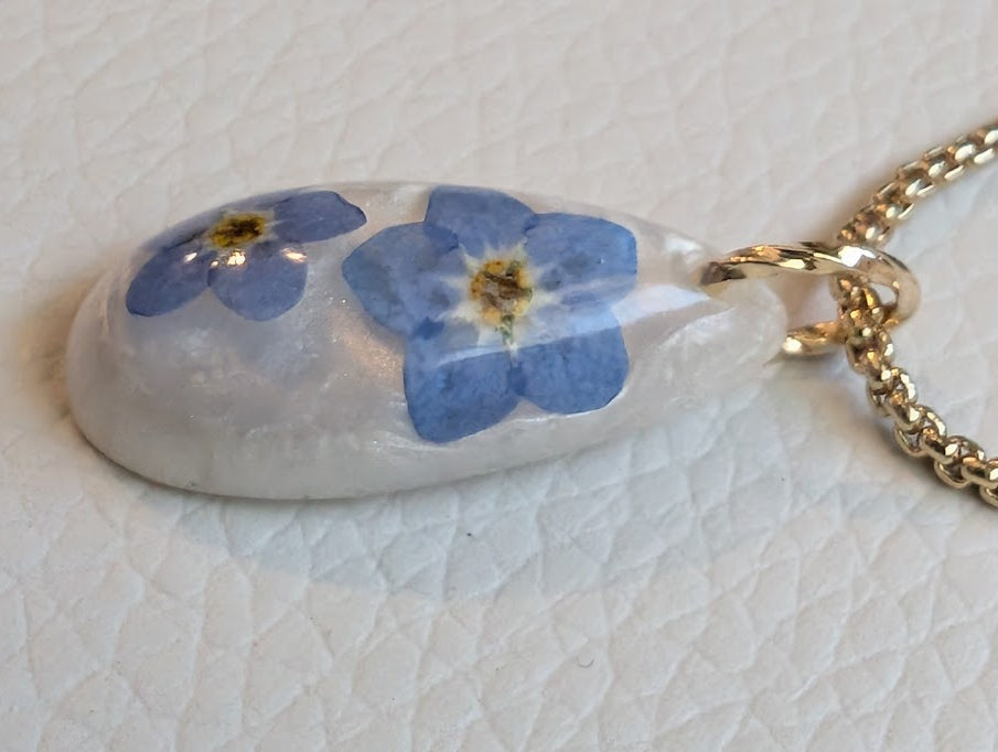 Double flower teardrop forget-me-not, adjustable gold chain