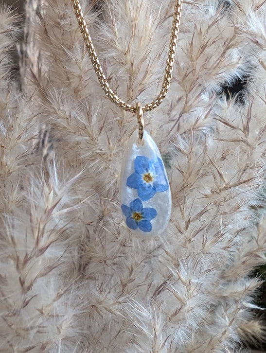 Double flower teardrop forget-me-not, adjustable gold chain